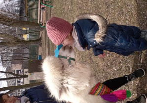 Alpaka daje buziaka dziewczynce